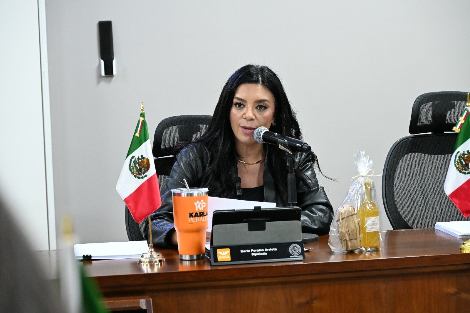 Karla Perales cuestiona prioridades: “México tiene problemas mucho más grandes que un segundo pasaporte”