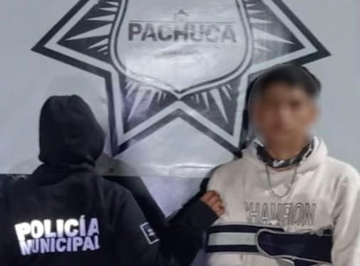 Detienen a dos hombres por presunto robo de medidor de agua en Pachuca
