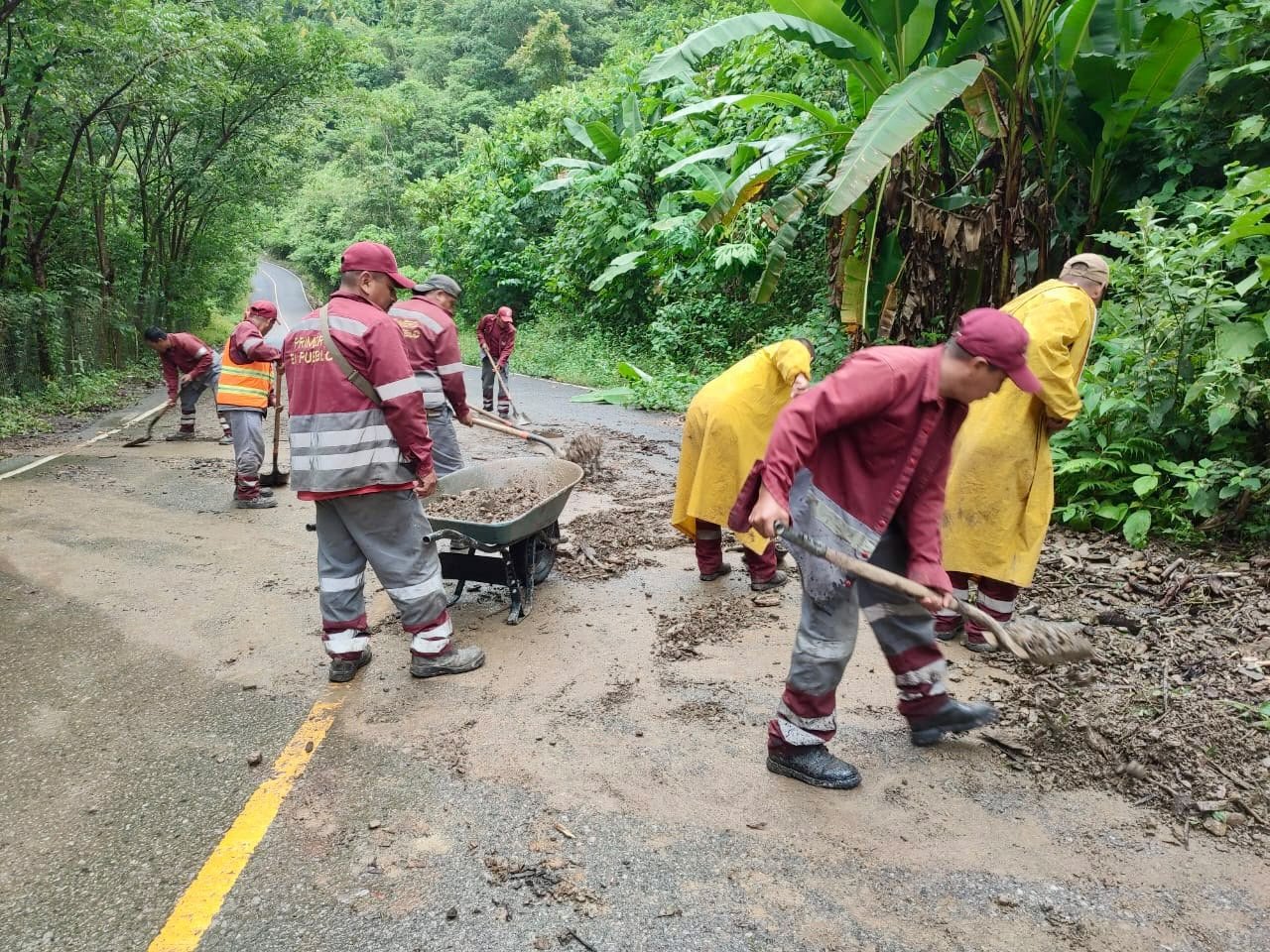 Se retiran escombros en caminos y carreteras afectadas por derrumbes a causa de las lluvias 