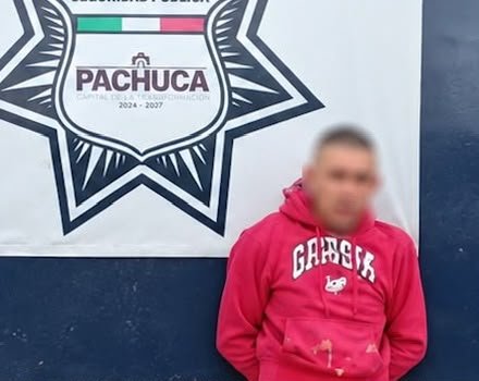 Policía municipal de Pachuca aseguró a un hombre señalado por presuntos daños a un poste de videovigilancia del C4; el Ayuntamiento procederá legalmente