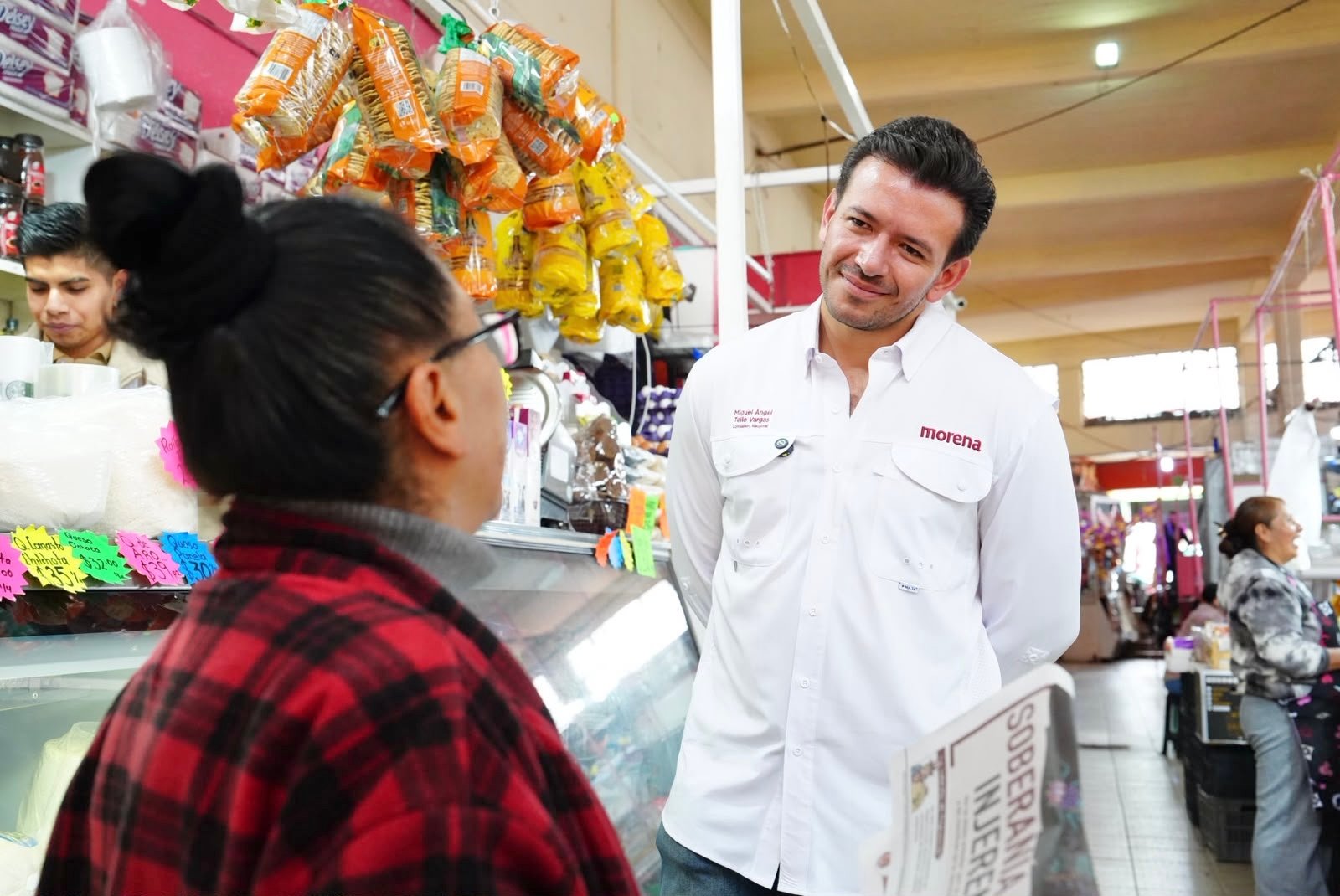 Miguel Tello recorre el mercado La Surtidora 